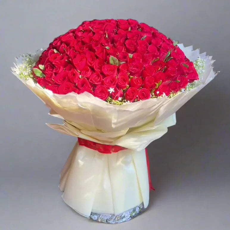 Red_Roses_in_a_White_Bouquet