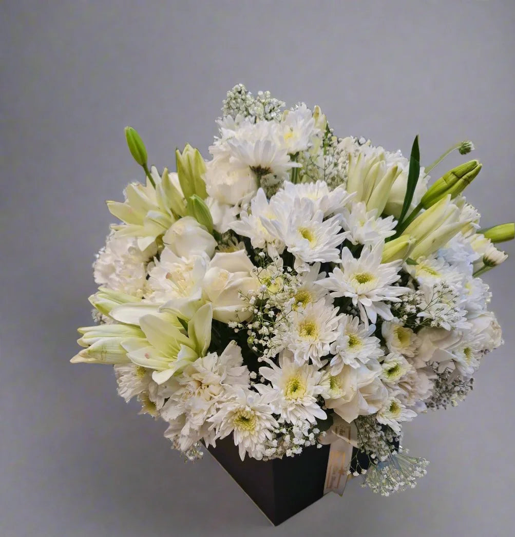 Graceful_White_Floral_Arrangement