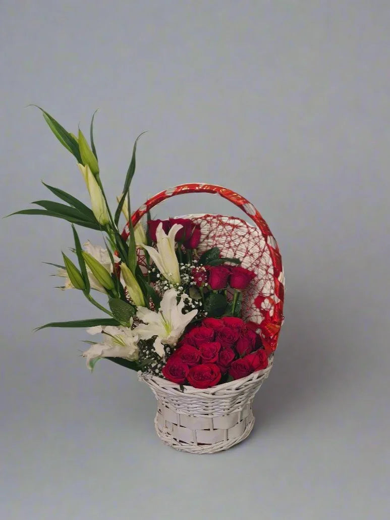 Stunning_Roses_Lilies_Arrangements